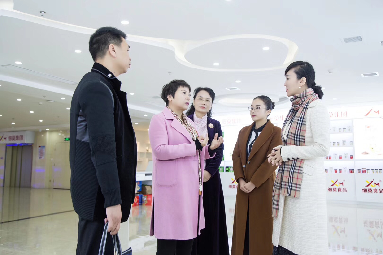 細(xì)莫受到高度贊揚--開福區(qū)委常委、統(tǒng)戰(zhàn)部長何惠風(fēng)領(lǐng)導(dǎo)及工商聯(lián)領(lǐng)導(dǎo)一行到訪細(xì)莫食品