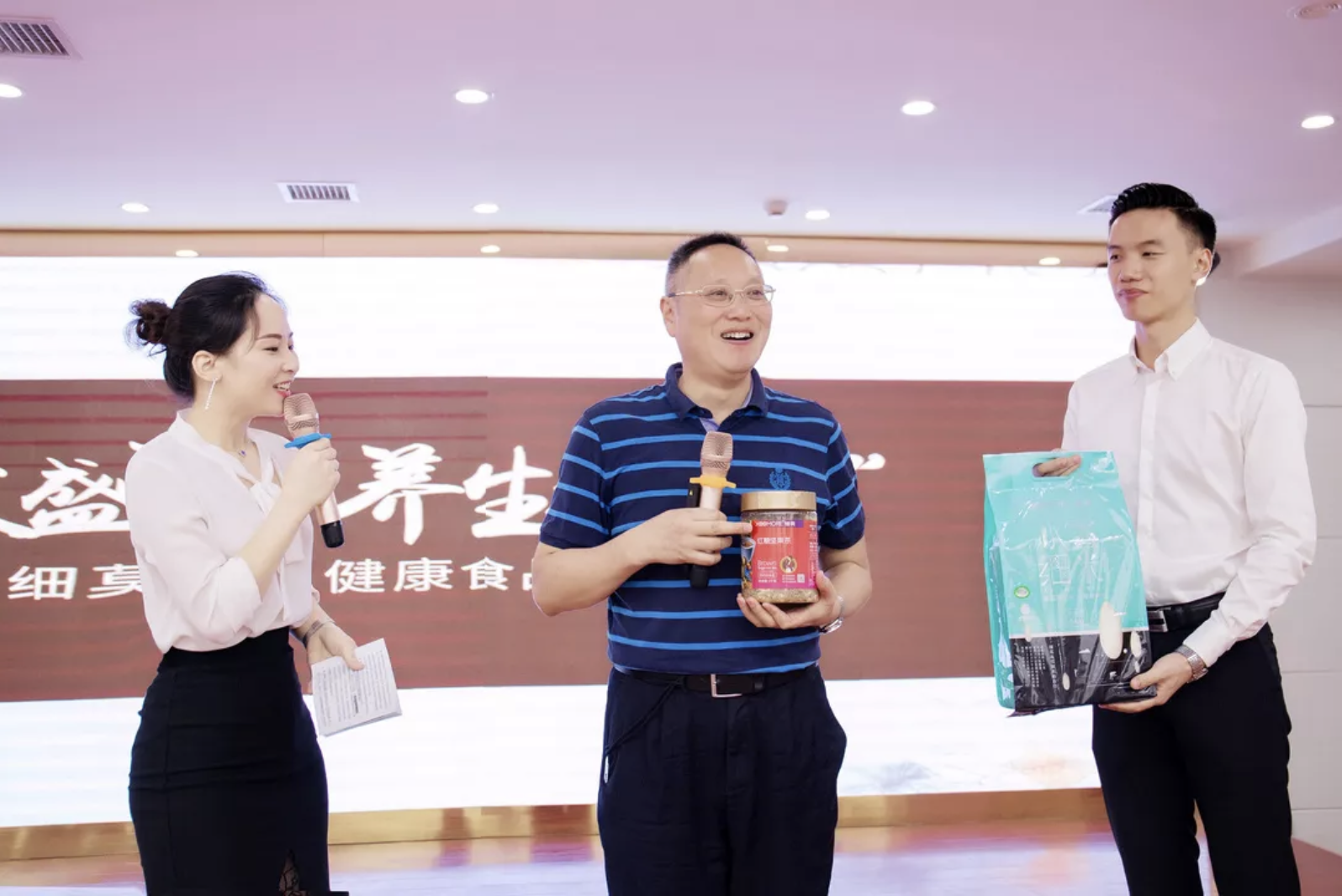 中醫(yī)養(yǎng)生專家李定文教授為細(xì)莫紅糖堅果茶打CALL！